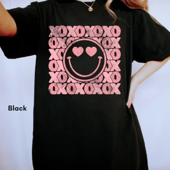 Valentine Heart Retro Love T-Shirt, Xoxo Heart Valentines Day Gift T-Shirt - Picture 1 of 1